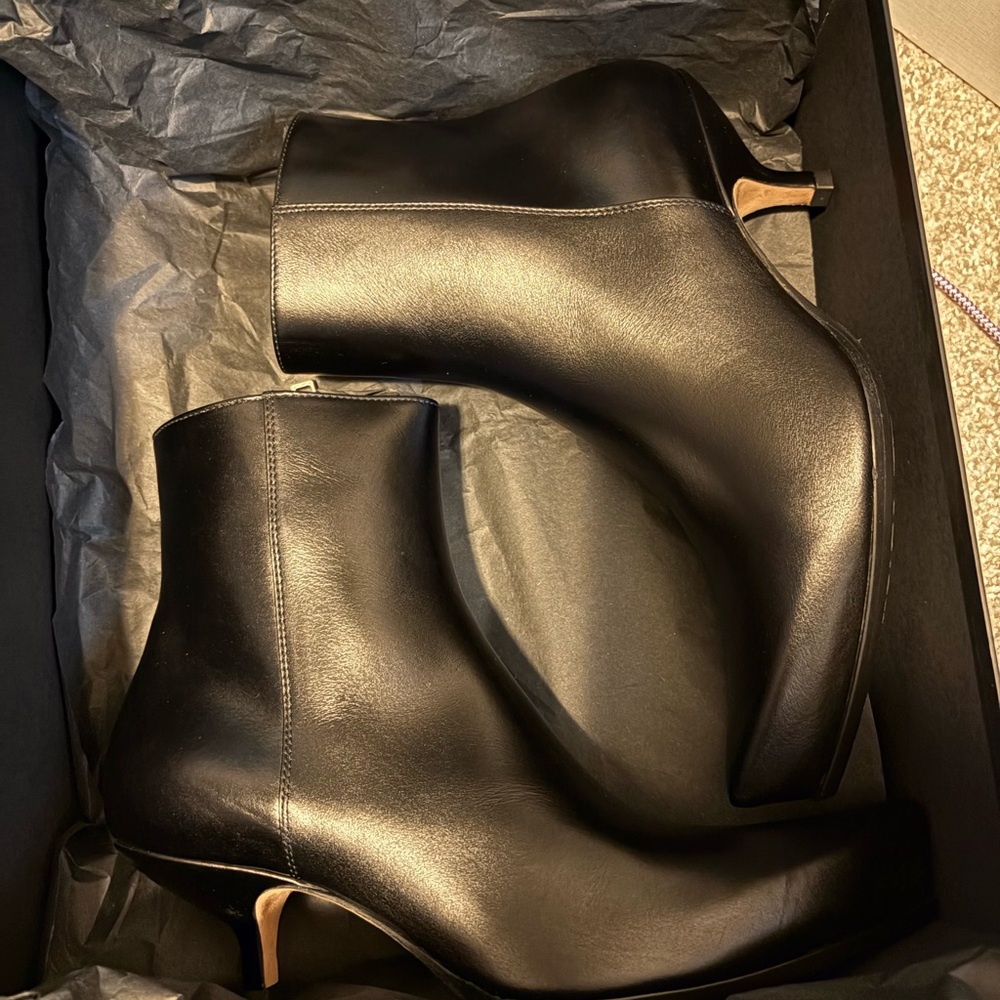 Sports Max Viale Boots. Size 37 US Size 7. 100% Leather. New In Box. MSRP $945 - Picture 7 of 10